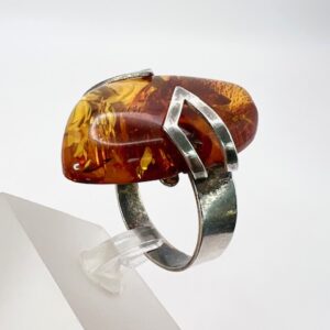 Strieborný prsteň s jantárom